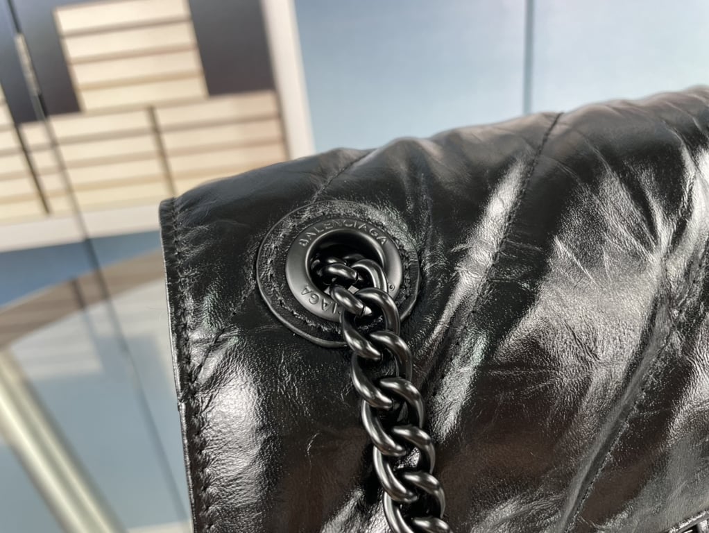 BALENCIAGA CRUSH SMALL CHAIN BAG QUILTED IN BLACK 25CM