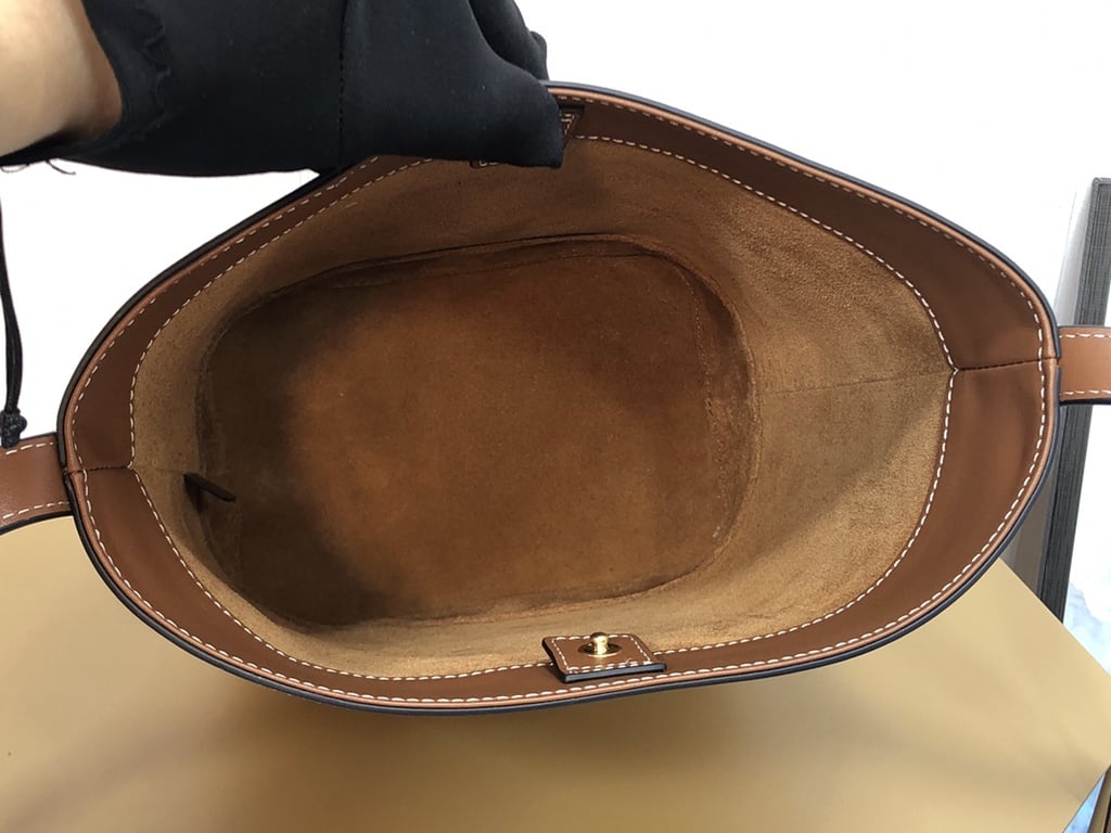 CE TAN CUIR TRIOMPHE IN SMOOTH CALFSKIN BAG BUCKET