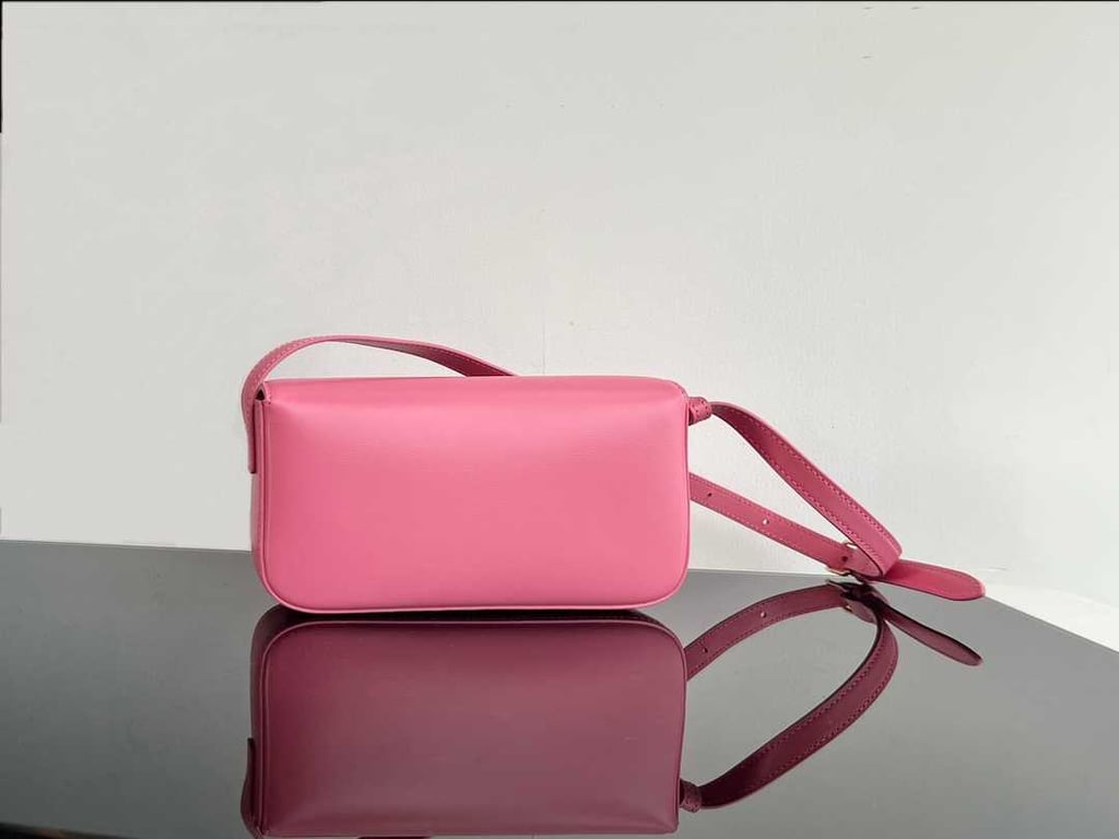 CE TRIOMPHE SHOULDER BAG IN SHINY CALFSKIN PINK
