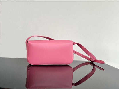 CE TRIOMPHE SHOULDER BAG IN SHINY CALFSKIN PINK