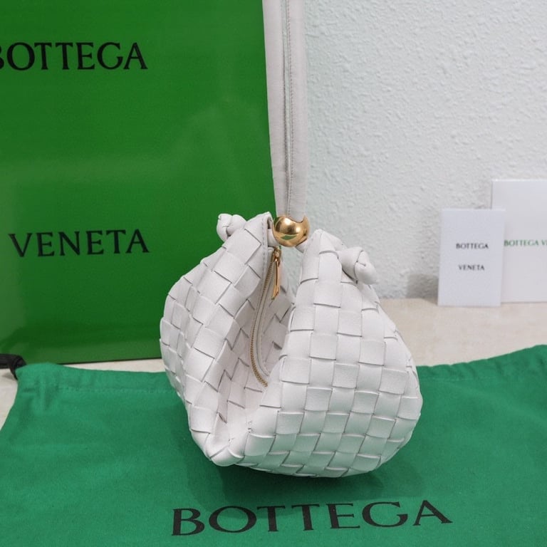 BOTTEGA VENETA MEDIUM TURN POUCH IN INTRECCIATO WHITE LEATHER