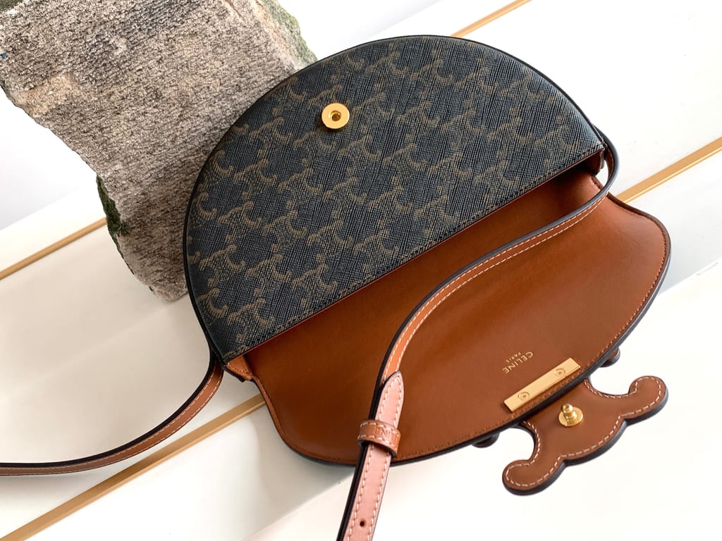 CE BAG BESACE CUIR TRIOMPHE IN TRIOMPHE CANVAS AND CALFSKIN TAN