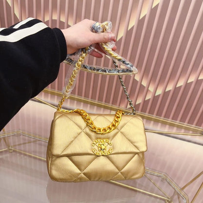 CHL 19 FLAP BAG IN GOLD LAMBSKIN 25CM
