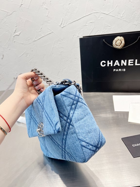 CHL BLUE DENIM QUILTED MEDIUM 19 FLAP 26CM