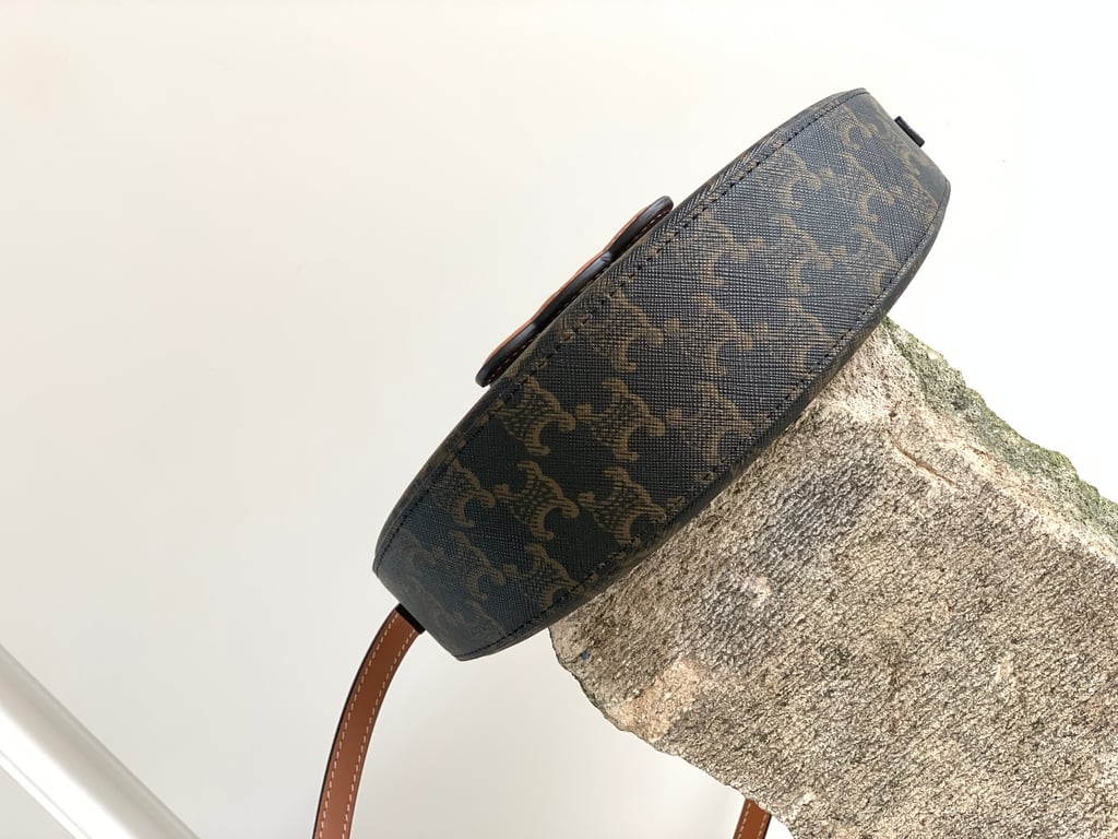CE BAG BESACE CUIR TRIOMPHE IN TRIOMPHE CANVAS AND CALFSKIN TAN