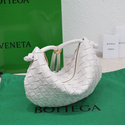 BOTTEGA VENETA MEDIUM TURN POUCH IN INTRECCIATO WHITE LEATHER