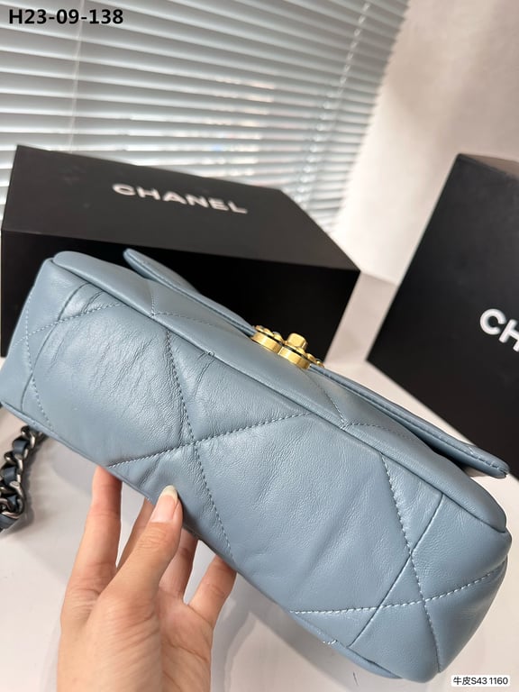 CHL 19 LAMBSKIN QUILTED HANDBAG BLUE 26CM