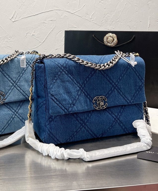 CHL DEEP BLUE DENIM QUILTED 19 FLAP 30CM
