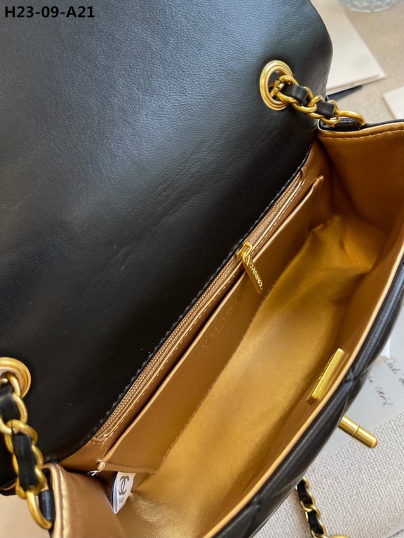 CHL FLAP BAG WITH HEART CC CHARM BLACK 20CM