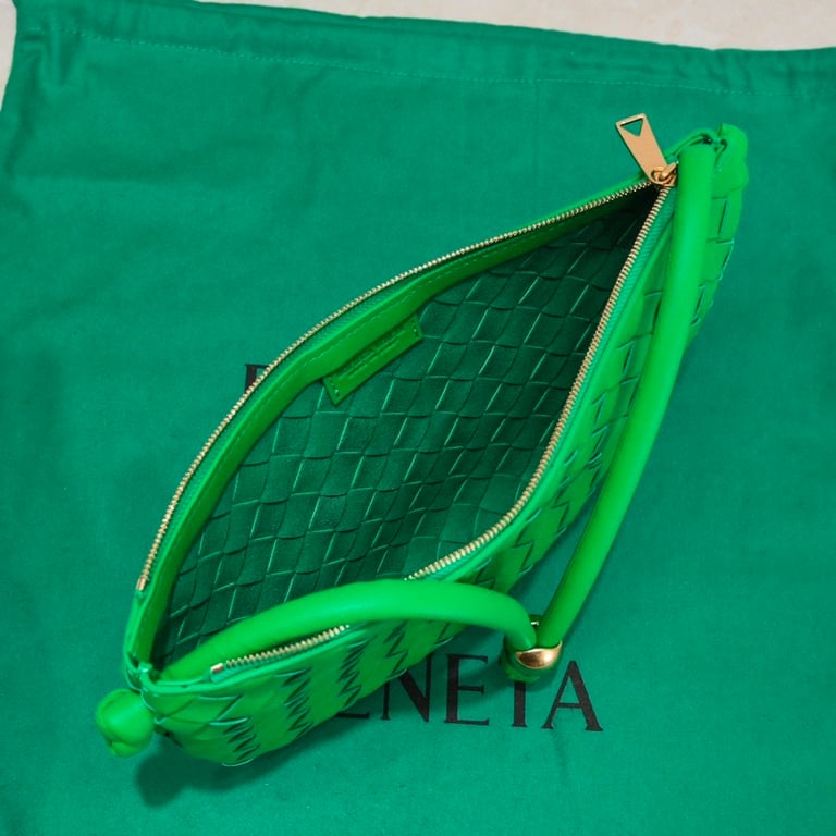BOTTEGA VENETA MEDIUM TURN POUCH IN INTRECCIATO PARAKEET LEATHER