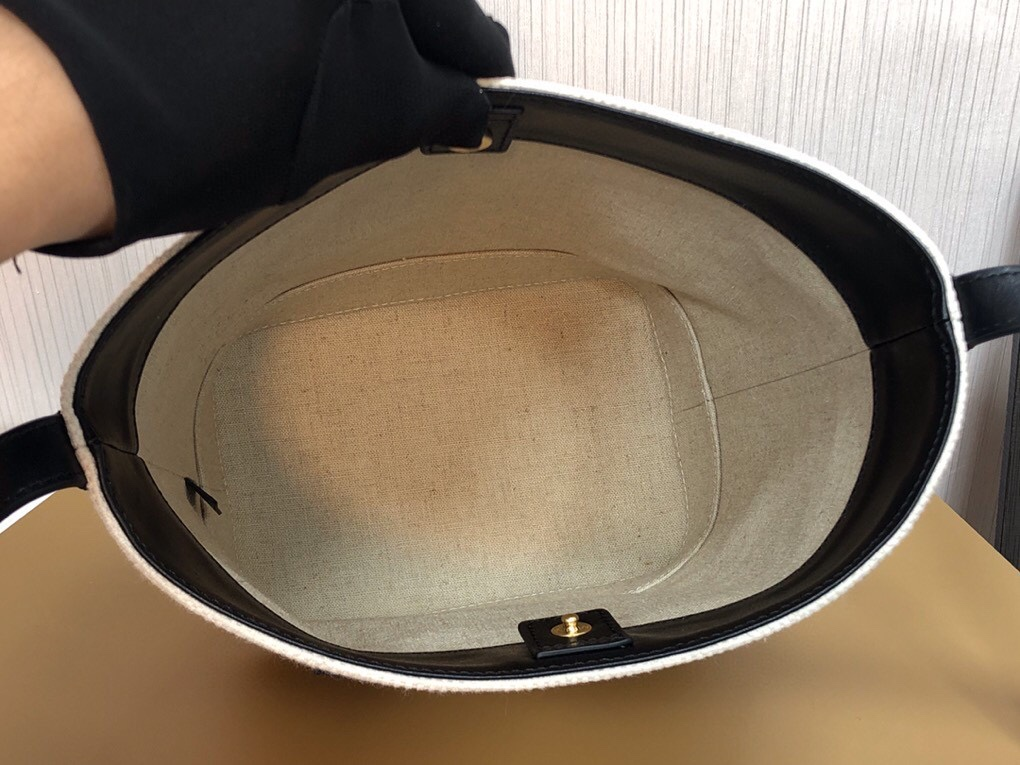 CE BLACK CUIR TRIOMPHE BUCKET BAG