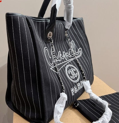 CHL 38CM BLACK WHITE LARGE SHOPPING BAG A66941 B10404 NN102