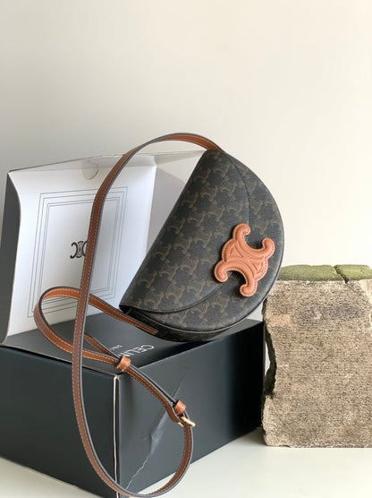 CE BAG BESACE CUIR TRIOMPHE IN TRIOMPHE CANVAS AND CALFSKIN TAN