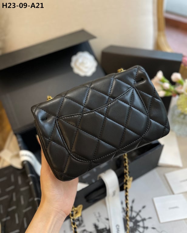 CHL FLAP BAG WITH HEART CC CHARM BLACK 20CM