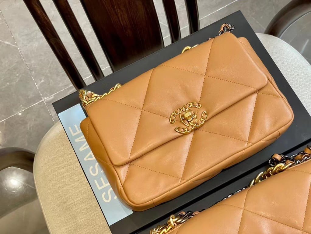 CHL LAMBSKIN QUILTED MEDIUM 19 FLAP CARAMEL 25CM
