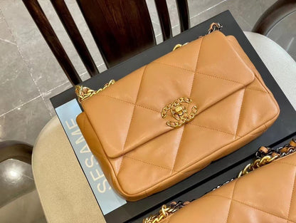 CHL LAMBSKIN QUILTED MEDIUM 19 FLAP CARAMEL 25CM