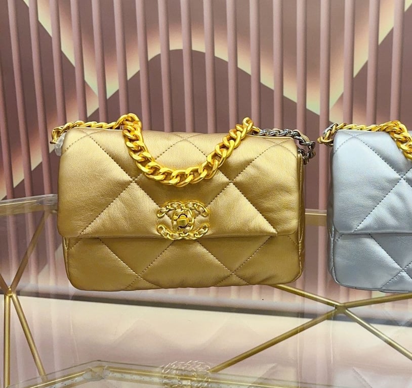 CHL 19 FLAP BAG IN GOLD LAMBSKIN 25CM