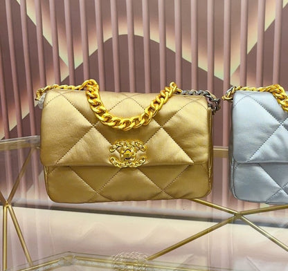 CHL 19 FLAP BAG IN GOLD LAMBSKIN 25CM