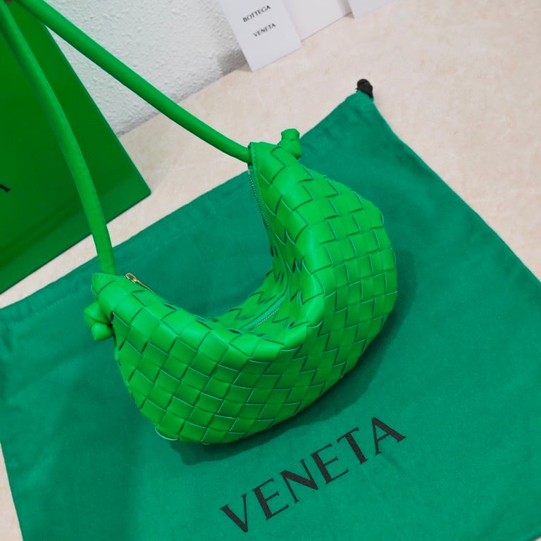 BOTTEGA VENETA MEDIUM TURN POUCH IN INTRECCIATO PARAKEET LEATHER