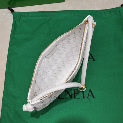 BOTTEGA VENETA MEDIUM TURN POUCH IN INTRECCIATO WHITE LEATHER