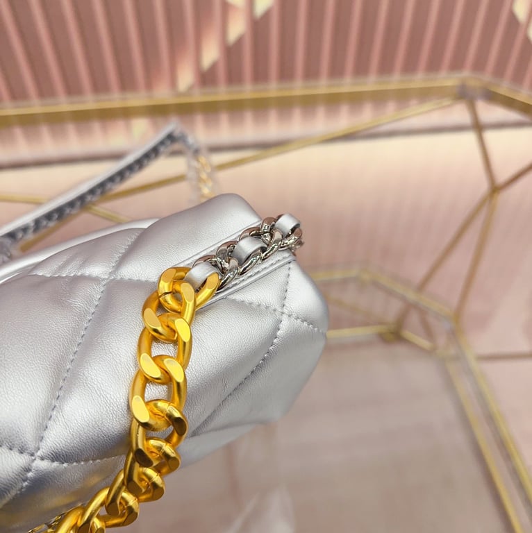 CHL 19 FLAP BAG IN SILVER LAMBSKIN 25CM