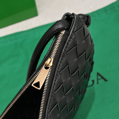BOTTEGA VENETA MEDIUM TURN POUCH IN INTRECCIATO BLACK LEATHER