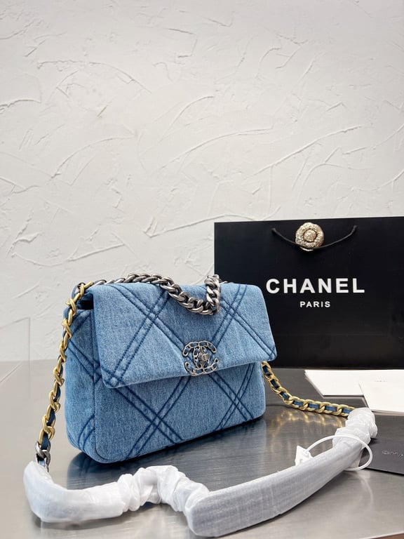 CHL BLUE DENIM QUILTED MEDIUM 19 FLAP 26CM