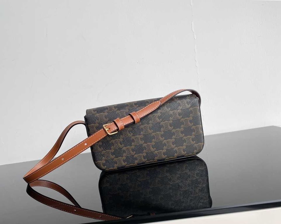 CE TRIOMPHE SHOULDER BAG IN SHINY CALFSKIN TAN