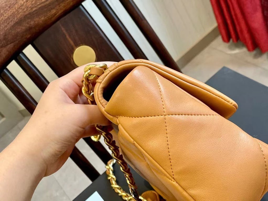 CHL LAMBSKIN QUILTED MEDIUM 19 FLAP CARAMEL 25CM
