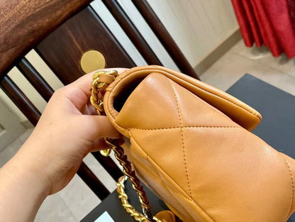 CHL LAMBSKIN QUILTED MEDIUM 19 FLAP CARAMEL 25CM