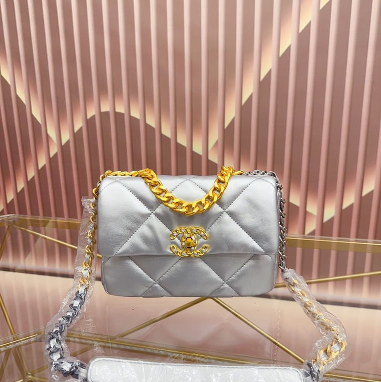CHL 19 FLAP BAG IN SILVER LAMBSKIN 25CM