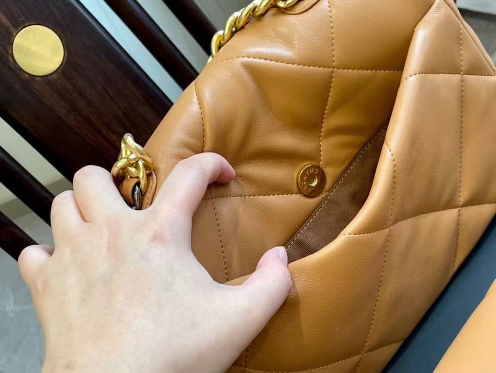 CHL LAMBSKIN QUILTED MEDIUM 19 FLAP CARAMEL 25CM