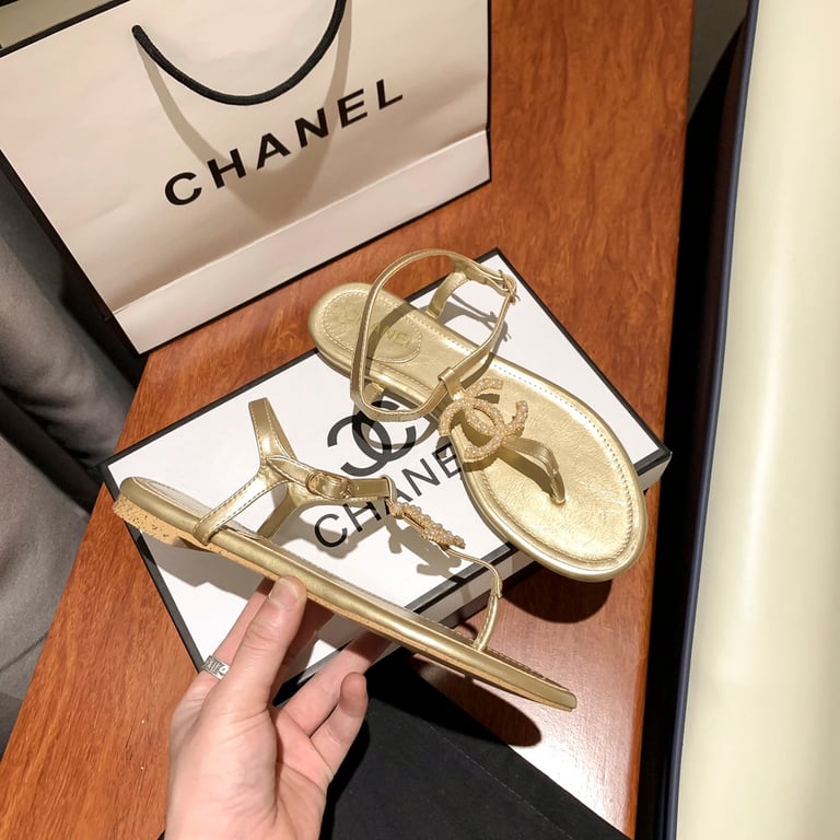 CHL GOLD PEARL CC LOGO GOLDEN THONG SANDALS