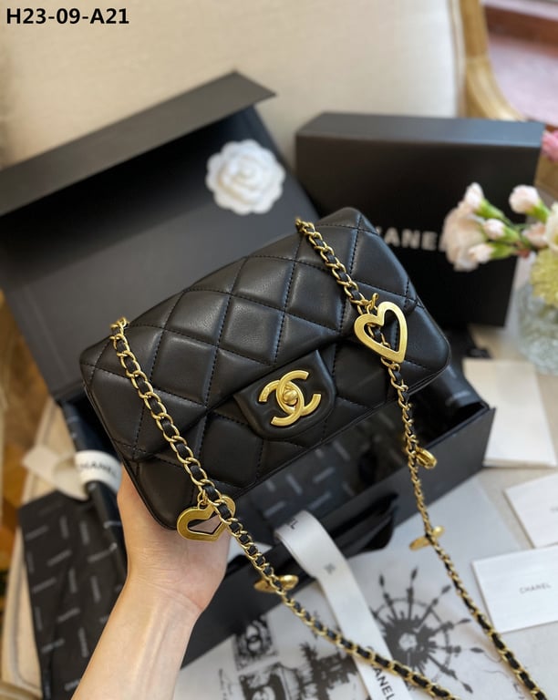 CHL FLAP BAG WITH HEART CC CHARM BLACK 20CM