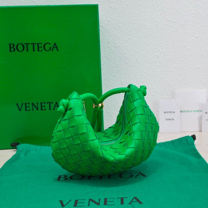 BOTTEGA VENETA MEDIUM TURN POUCH IN INTRECCIATO PARAKEET LEATHER