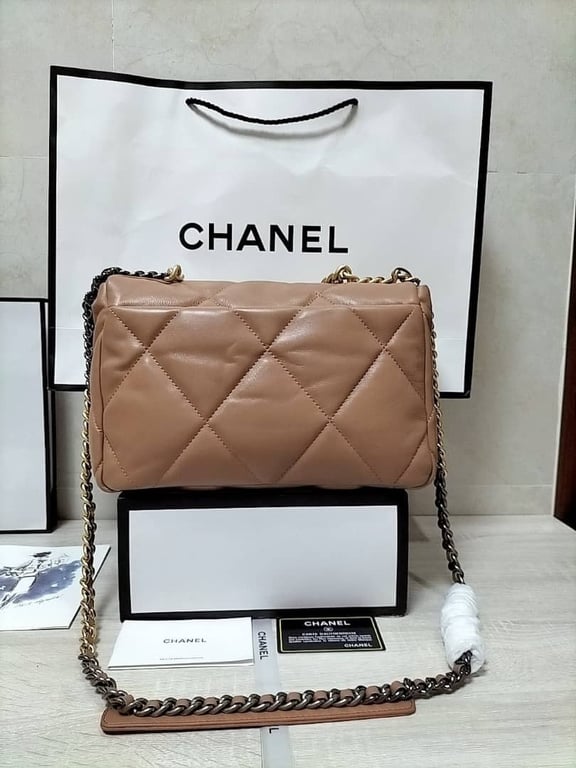 CHL LAMBSKIN QUILTED MEDIUM 19 FLAP CARAMEL 30CM