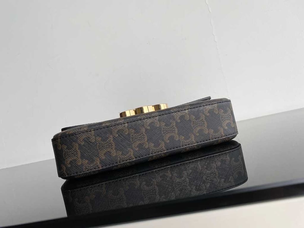 CE TRIOMPHE SHOULDER BAG IN SHINY CALFSKIN TAN