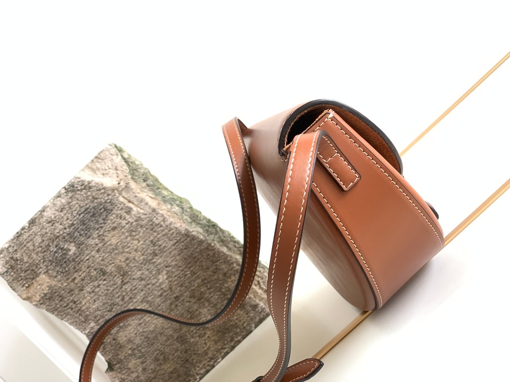 CE BAG BESACE CUIR TRIOMPHE IN SMOOTH CALFSKIN TAN 23CM