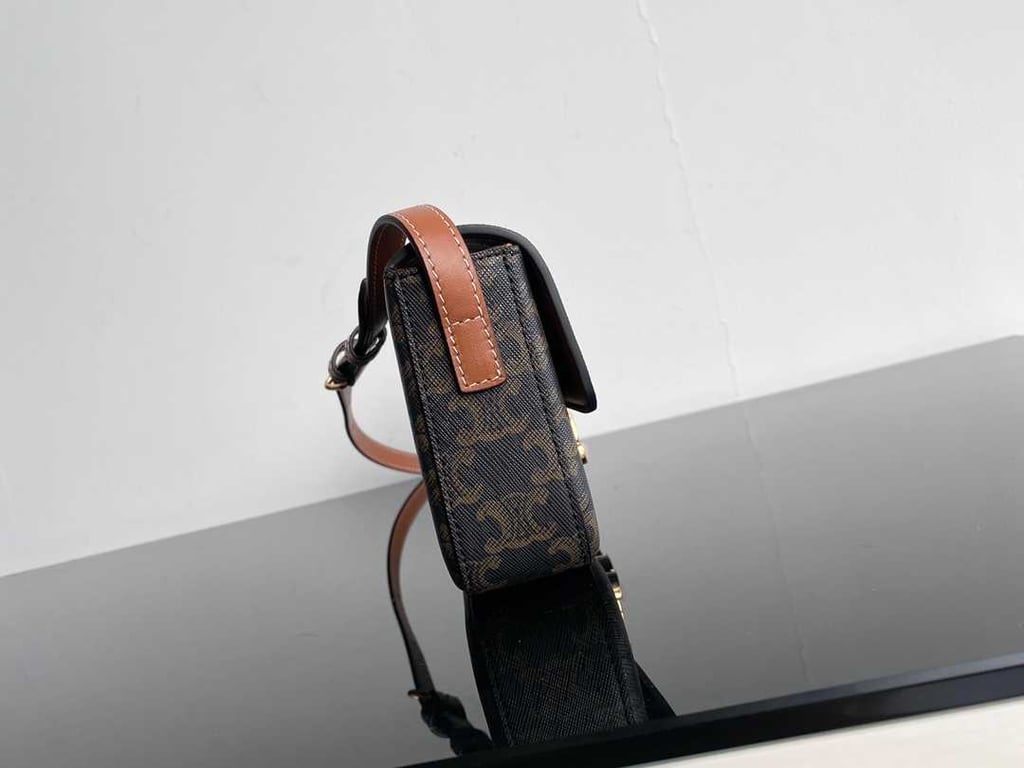 CE TRIOMPHE SHOULDER BAG IN SHINY CALFSKIN TAN