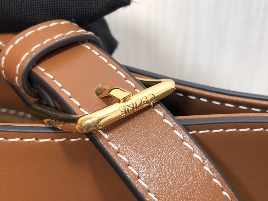 CE TAN CUIR TRIOMPHE IN SMOOTH CALFSKIN BAG BUCKET