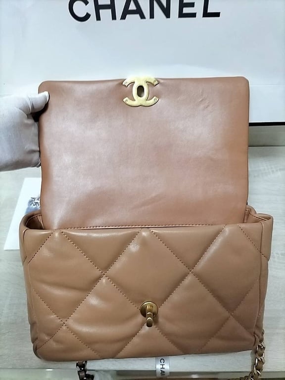 CHL LAMBSKIN QUILTED MEDIUM 19 FLAP CARAMEL 30CM
