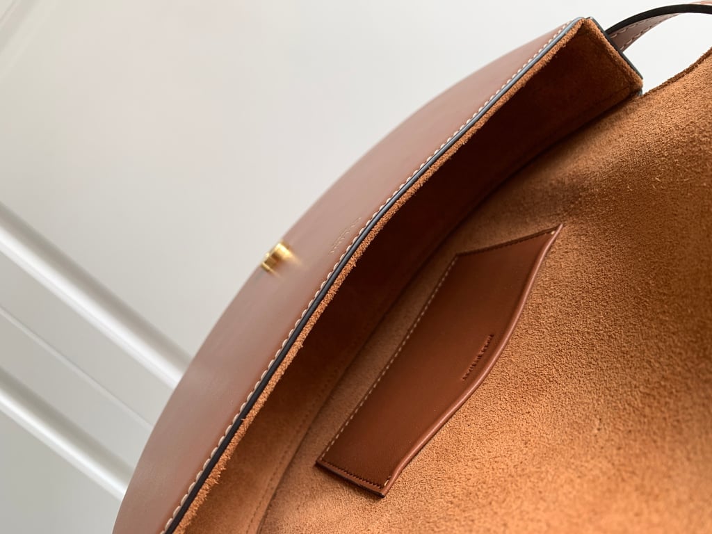 CE BAG BESACE CUIR TRIOMPHE IN SMOOTH CALFSKIN TAN 23CM