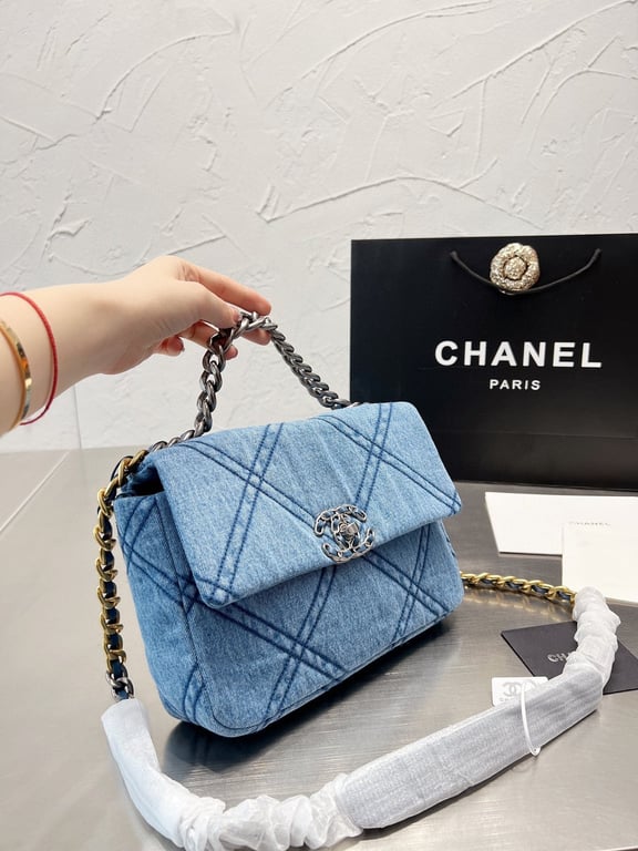 CHL BLUE DENIM QUILTED MEDIUM 19 FLAP 26CM