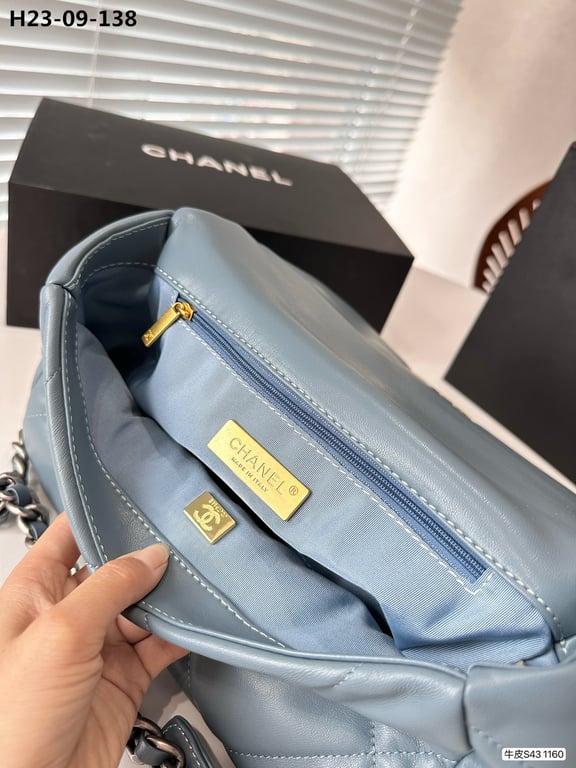 CHL 19 LAMBSKIN QUILTED HANDBAG BLUE 26CM