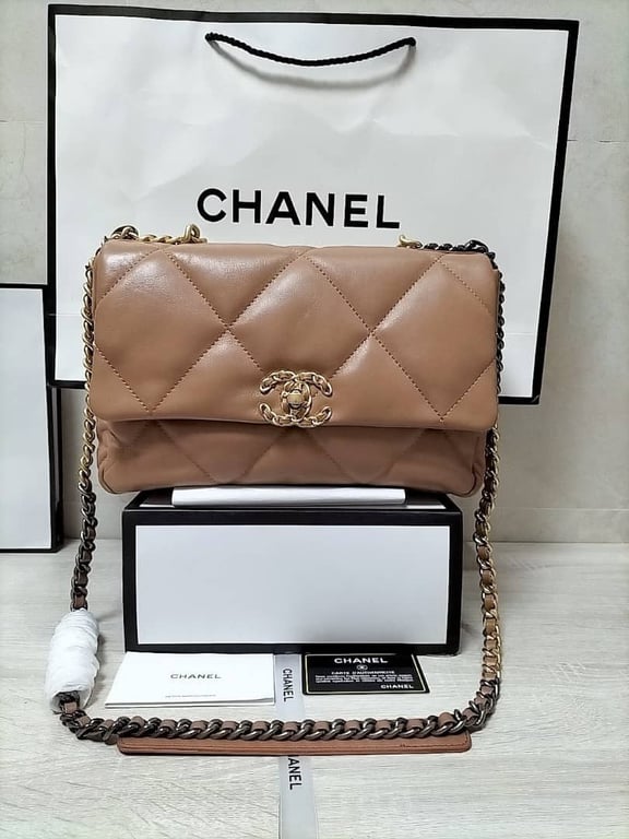 CHL LAMBSKIN QUILTED MEDIUM 19 FLAP CARAMEL 30CM