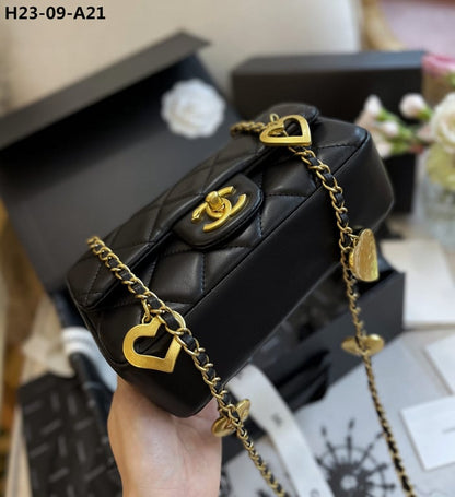 CHL FLAP BAG WITH HEART CC CHARM BLACK 20CM