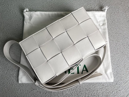 BV Cassette White, For Women, Women’s Bags 9.1in/23cm 578004VMAY19007