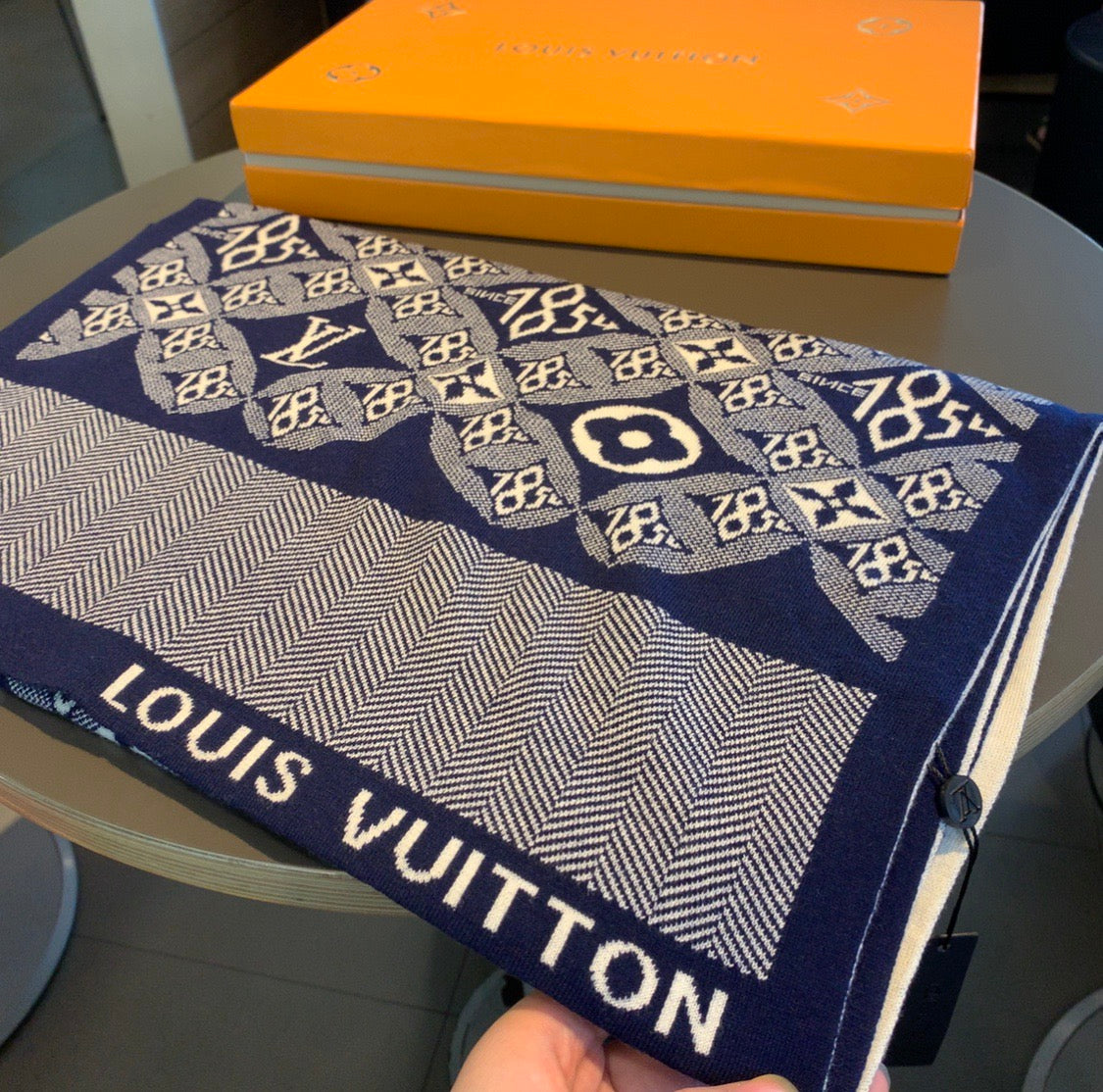 VL - Luxury Edition LUV  Scarf 009