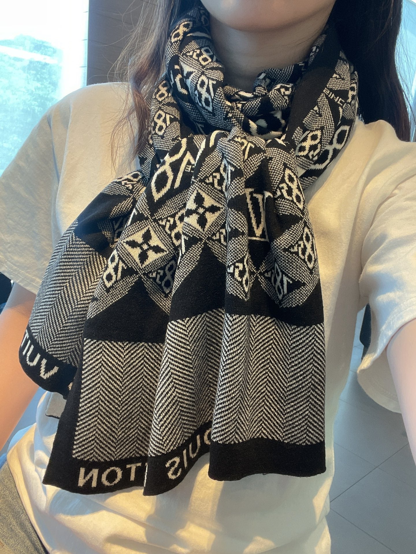 VL - Luxury Edition LUV  Scarf 008