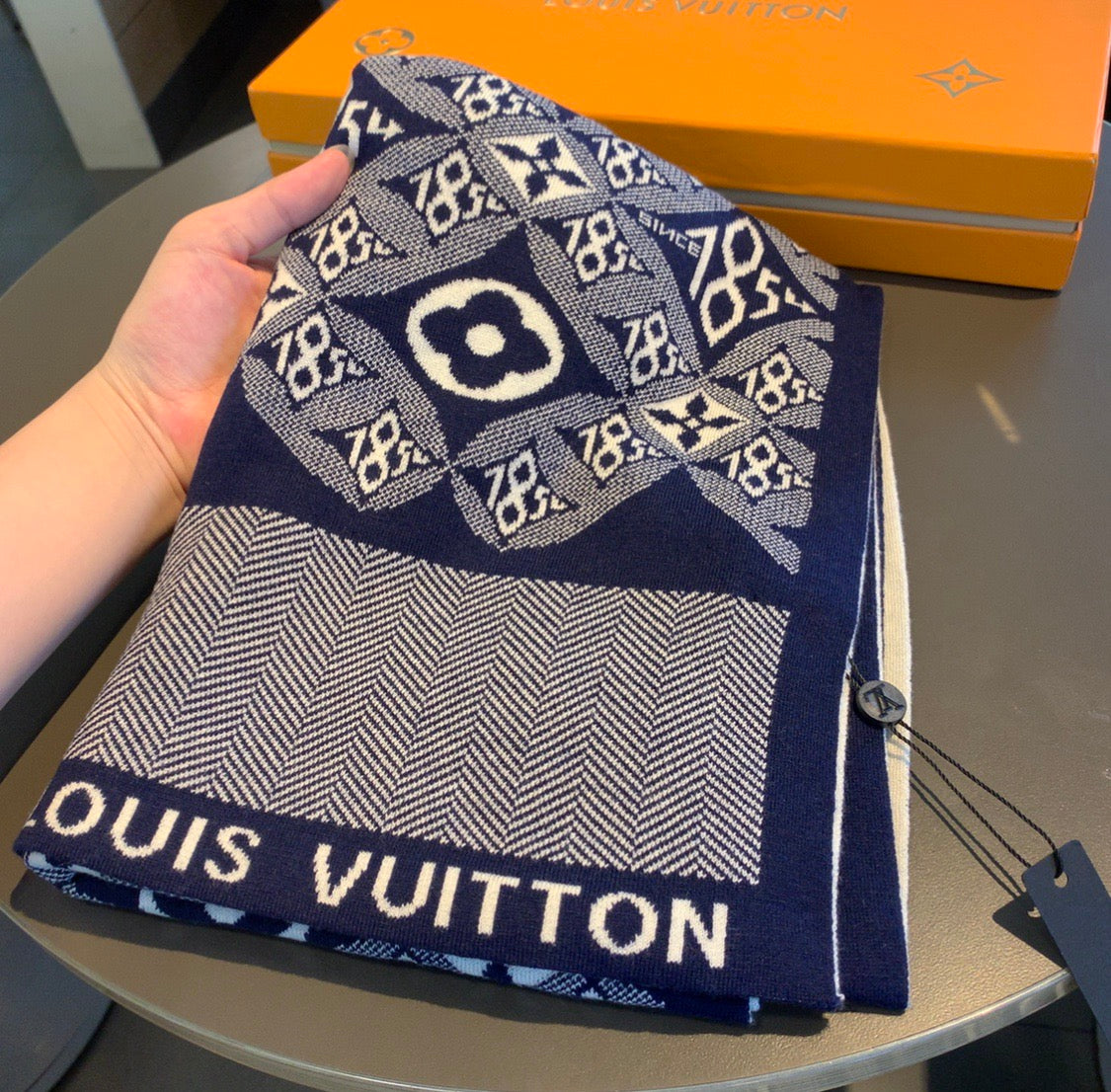 VL - Luxury Edition LUV  Scarf 009